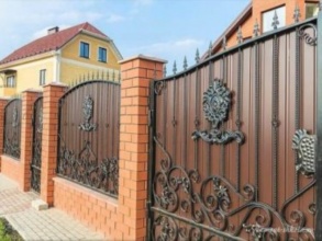 Кирпичный забор с ковкой  150 метров фото в Больших Вязёмах