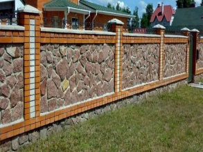Кирпичный забор с камнем 12 метров фото в Больших Вязёмах