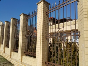 Кирпичный забор с ковкой  10 метров фото в Больших Вязёмах